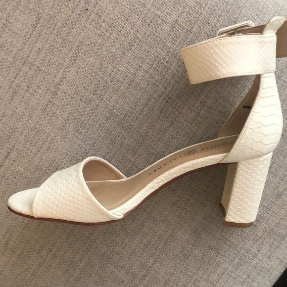 Chinese laundry white snake skin sandals size 6.5. - Picture 3 of 5